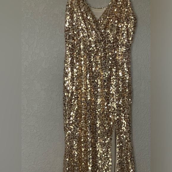 Gold sequined long dress with side slit - Picture 3 of 3